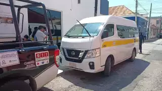 Conductor de combi intenta huir tras chocar automóvil estacionado en Ciudad del Carmen