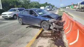 El aparatoso choque provocó el cierre de la carretera federal 307. Foto: Por Esto!