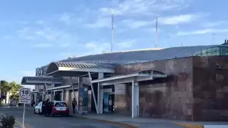 Las acciones demostrativas que realizó la Fuerza Aérea México con motivo del Desfile Cívico Militar en la capital del país frenó las actividades aéreas