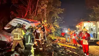 Conductor termina prensado tras accidentarse en un camino de terracería en Cancún