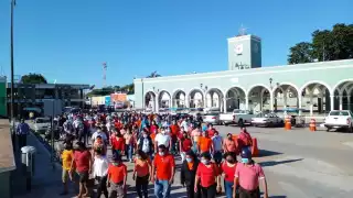 Decenas de ciudadanos participaron en la actividad que culminó en el Centro de la población en el parque de Nooh-Beh