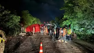   Ebrio chofer vuelca tractocamión en la carretera Escárcega-Chetumal  