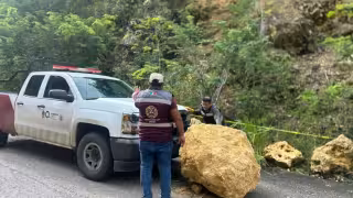 Deslizamiento de rocas bloquea la carretera Calderón-Rovirosa en Othón P. Blanco