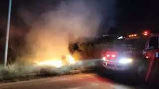 Bomberos sofocan incendio cerca de escuela primaria en Escárcega