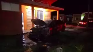 Cortocircuito provoca incendio en un automóvil en Escárcega