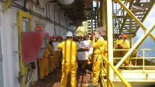 Alrededor de 600 trabajadores de la plataforma Akal Charly denunciaron la pésima calidad de los alimentos