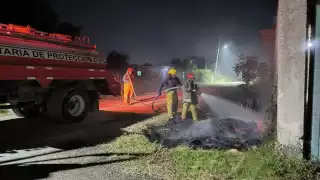 Incendio de maleza en Escárcega pone en riesgo viviendas