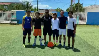 Los jóvenes sueñan con ser futbolistas profesionales