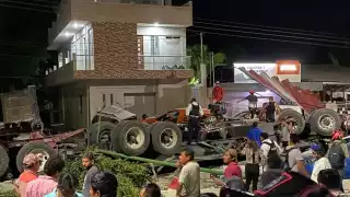 La zona se llenó de curiosos que se dieron cita luego del ruido que generó el accidente