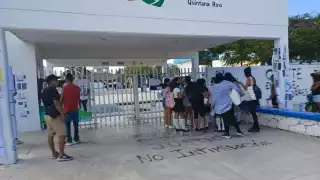 Directivos del Cecyte en Tulum obligaron a alumnos a pintar las bardas donde las denunciantes escribieron frases acusadoras contra la institución