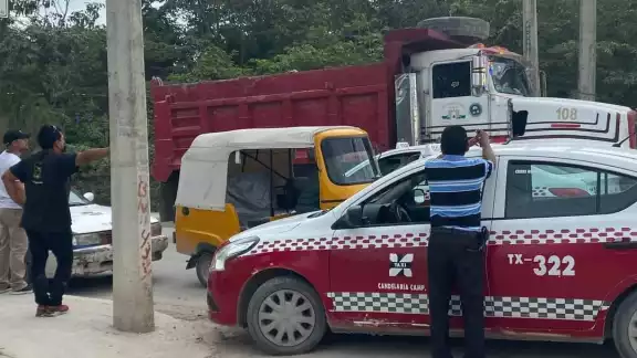 Taxistas acorralaron a un 'pochimovil' y la policía se llevó la unidad al corralón Taxistas acorralaron a un 'pochimovil' y la policía se llevó la unidad al corralón