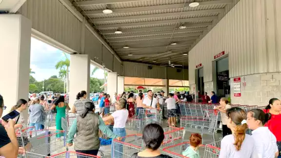 Habitantes y visitantes acudieron a realizar sus últimas compras previo a Noche Buena; por lo que el ver a los uniformados en los principales puntos les da seguridad.