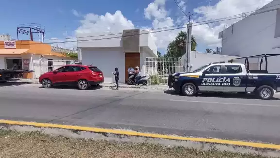 El automóvil robado fue asegurado por los elementos policiacos en Cozumel hasta que finalicen El automóvil robado fue asegurado por los elementos policiacos en Cozumel hasta que finalicen