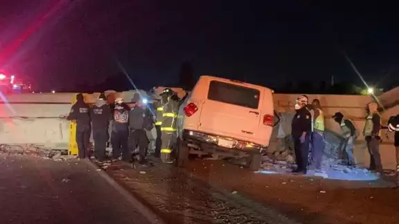 Las trabes de un puente en construcción colapsaron sobre un vehículo dejando un hombre prensado y afectación vial en la México-Pachuca. Las trabes de un puente en construcción colapsaron sobre un vehículo dejando un hombre prensado y afectación vial en la México-Pachuca.