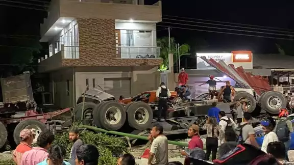 La zona se llenó de curiosos que se dieron cita luego del ruido que generó el accidente La zona se llenó de curiosos que se dieron cita luego del ruido que generó el accidente