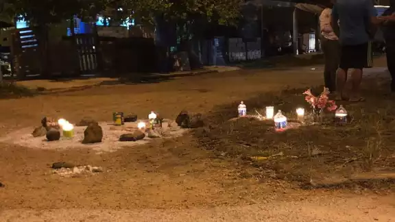 Los vecinos del fraccionamiento Bosques colocaron veladoras en el lugar exacto donde murió el menor de edad en Umán