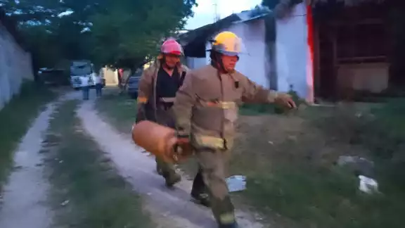 Bomberos atienden una fuga de gas en un tanque Bomberos atienden una fuga de gas en un tanque