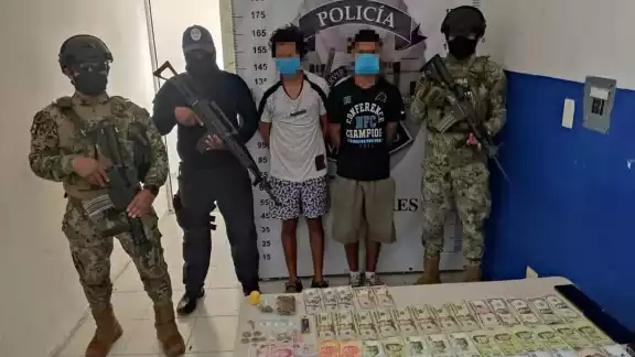 Durante la inspección y detención, se le encontró un frasco en su bolsa izquierda en cuyo interior "contenía cinco bolsitas transparentes tipo ziplock Durante la inspección y detención, se le encontró un frasco en su bolsa izquierda en cuyo interior "contenía cinco bolsitas transparentes tipo ziplock