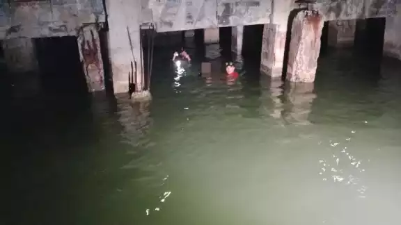 Un hombre fue rescatado con vida por la Secretaría de Marina tras caer al agua en el Malecón del Centro de Ciudad del Carmen