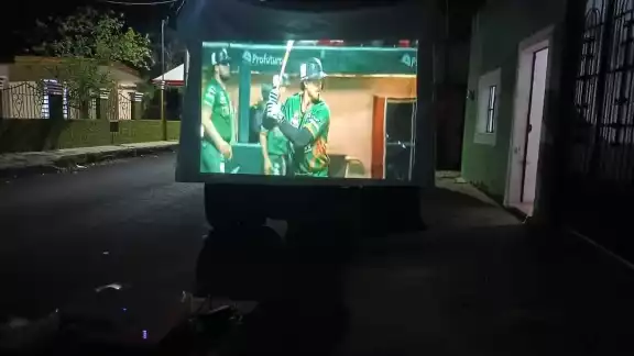 Vecinos se unen para disfrutar la final entre Leones de Yucatán y Diablos Rojos del México Vecinos se unen para disfrutar la final entre Leones de Yucatán y Diablos Rojos del México