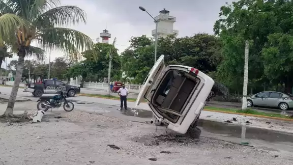 La camioneta fue trasladada al corralón municipal de la carretera Isla Aguada – Ciudad del Carmen La camioneta fue trasladada al corralón municipal de la carretera Isla Aguada – Ciudad del Carmen