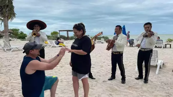El acto sorprendió a la mujer, quien pensó que la visita a Progreso sería el único recuerdo de su viaje