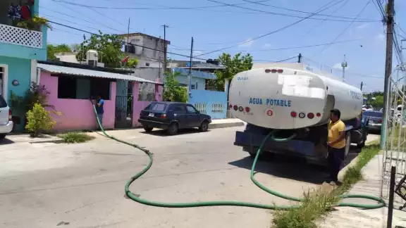 Los trabajos de CAPA en Chetumal dejarán sin agua a toda la ciudad, por lo que pipas son usadas para el traslado del líquido Los trabajos de CAPA en Chetumal dejarán sin agua a toda la ciudad, por lo que pipas son usadas para el traslado del líquido