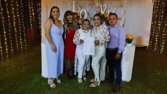 Lorena Peniche y Gretty Oy son el primer matrimonio lésbico en Tizimín