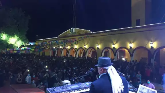 El concierto tuvo lugar a un lado del Palacio Municipal
