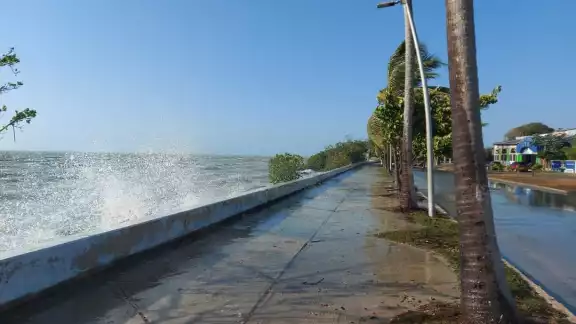 El oleaje ha provocado que el agua de la bahía se salga