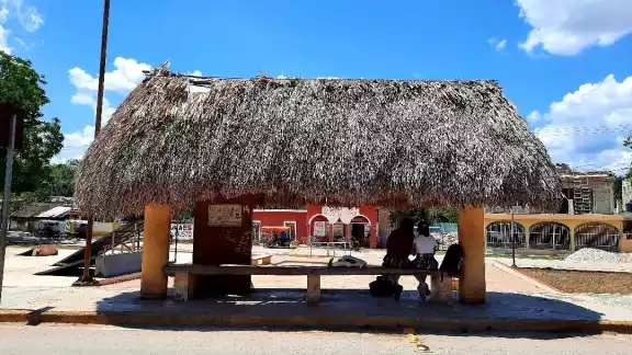 Este paradero es ideal para esperar el camión y no sufrir con el calor Este paradero es ideal para esperar el camión y no sufrir con el calor