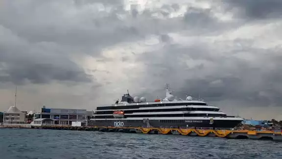 El World Voyager cuenta con seis cubiertas para pasajeros donde hay cabinas de varias categorías así como áreas comunes