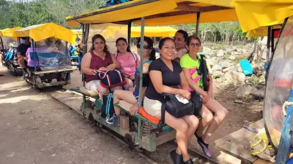 Turistas llegaron en 'truck' tirados por caballos para visitar los cenotes de Cuzamá Turistas llegaron en 'truck' tirados por caballos para visitar los cenotes de Cuzamá