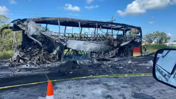 La Fiscalía de Tabasco desplegó un equipo de investigación en el tramo donde sucedió el accidente La Fiscalía de Tabasco desplegó un equipo de investigación en el tramo donde sucedió el accidente