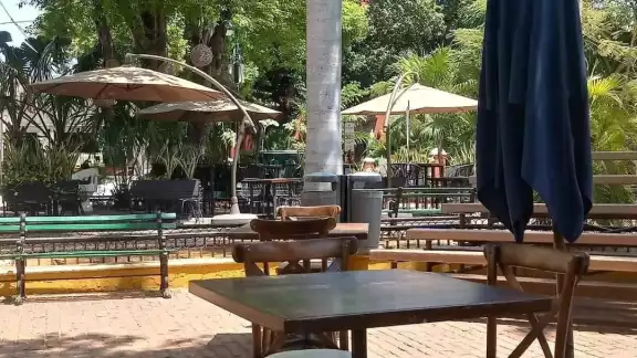 Las mesas fueron colocadas en lo que era un escenario para los artistas locales Las mesas fueron colocadas en lo que era un escenario para los artistas locales