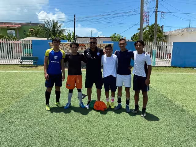 Los jóvenes sueñan con ser futbolistas profesionales