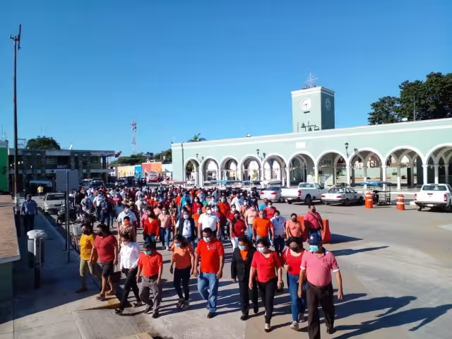 Decenas de ciudadanos participaron en la actividad que culminó en el Centro de la población en el parque de Nooh-Beh