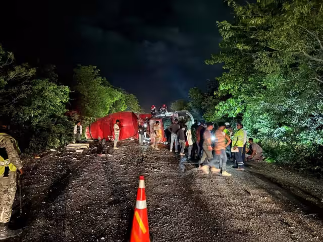 Un tractocamión con trompo de concreto volcó en la carretera Escárcega – Chetumal, entre los ejidos Lechugal y Adolfo López Mateos.