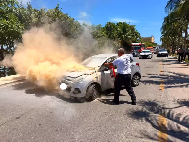El incendio que inició en el motor del auto fue controlado y el conductor salió ileso.