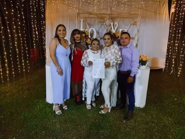 Lorena Peniche y Gretty Oy son el primer matrimonio lésbico en Tizimín