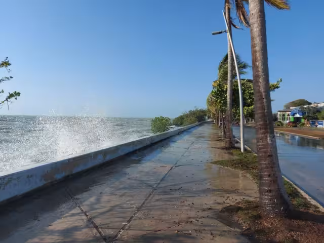 El oleaje ha provocado que el agua de la bahía se salga