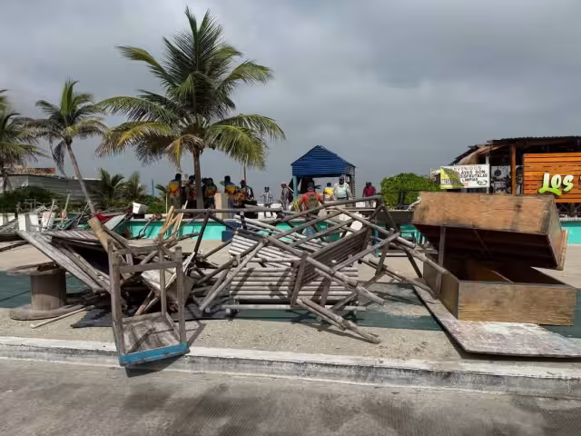 Tres palapas fueron desmanteladas por uso indebido de área comercial y abandono