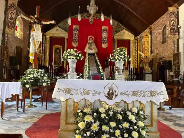 La ceremonia para que la Virgen baje desde su retablo tiene una duración de dos a tres horas, pues debe cumplirse con el rito que incluye rezos y oraciones