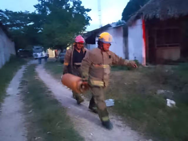 Bomberos atienden una fuga de gas en un tanque