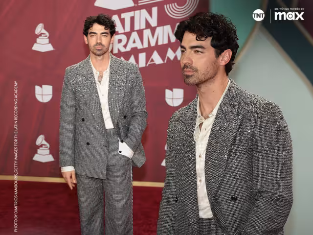 Joe Jonas canta en los Latin Grammys 2024.