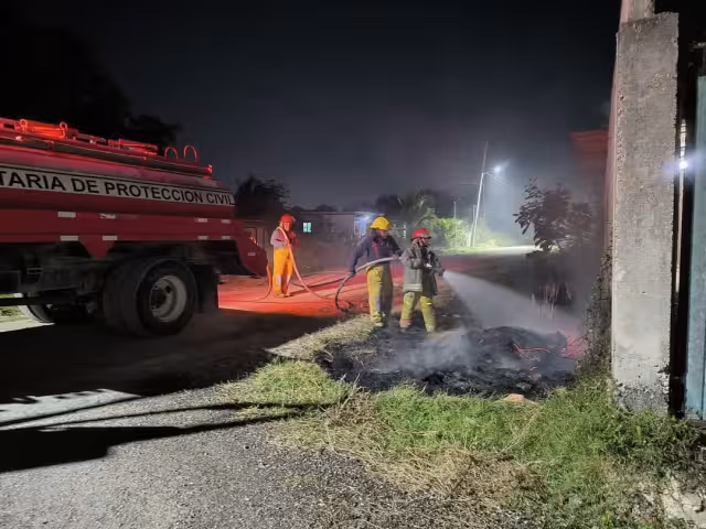 Quema de basura causa incendio de maleza; bomberos evitan tragedia