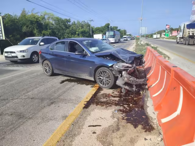 El aparatoso choque provocó el cierre de la carretera federal 307. Foto: Por Esto!