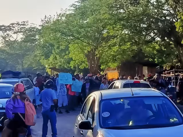 Cerca de 60 personas bloquean el acceso a Chichén Itzá