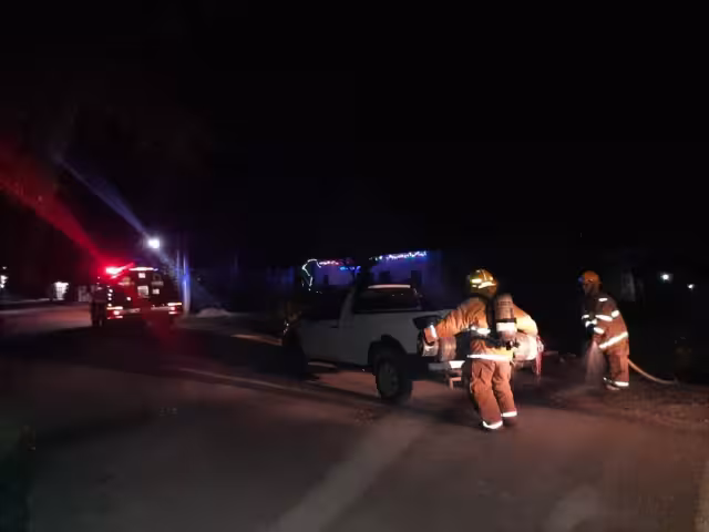 Los elementos de bomberos exhortaron a la comunidad a revisar constantemente sus instalaciones de gas y eléctricas