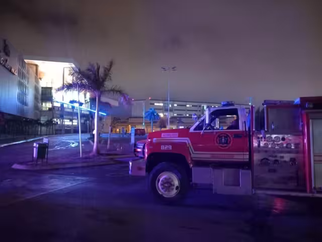 El incendio de Plaza Altabrisa de Mérida comenzó durante la madrugada